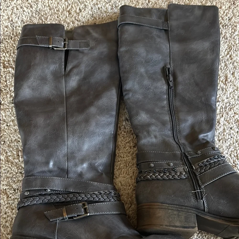Women's Gray Knee-High Boots - Picture 3 of 4